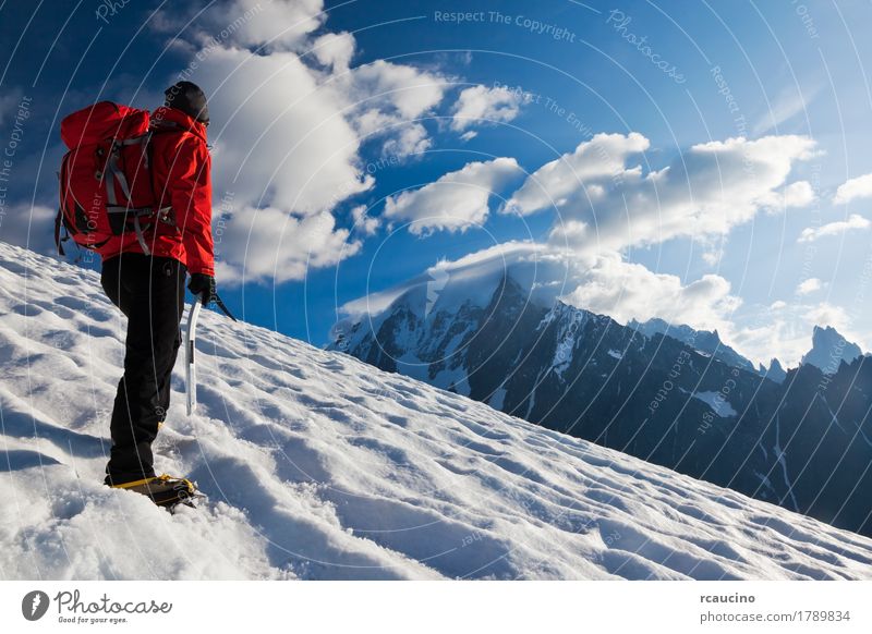 Bergsteiger, der aufwärts auf einen Gletscher geht. Mont Blanc, Frankreich. Abenteuer Expedition Winter Schnee Berge u. Gebirge Klettern Bergsteigen Erfolg