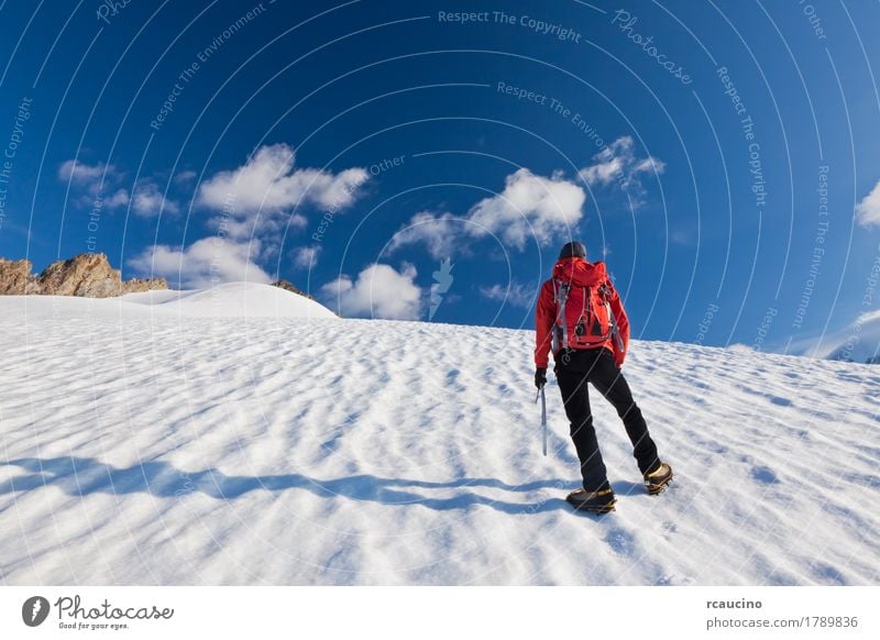 Bergsteiger, der aufwärts auf einen Gletscher geht. Mont Blanc, Frankreich. Abenteuer Expedition Winter Schnee Berge u. Gebirge Klettern Bergsteigen Mensch