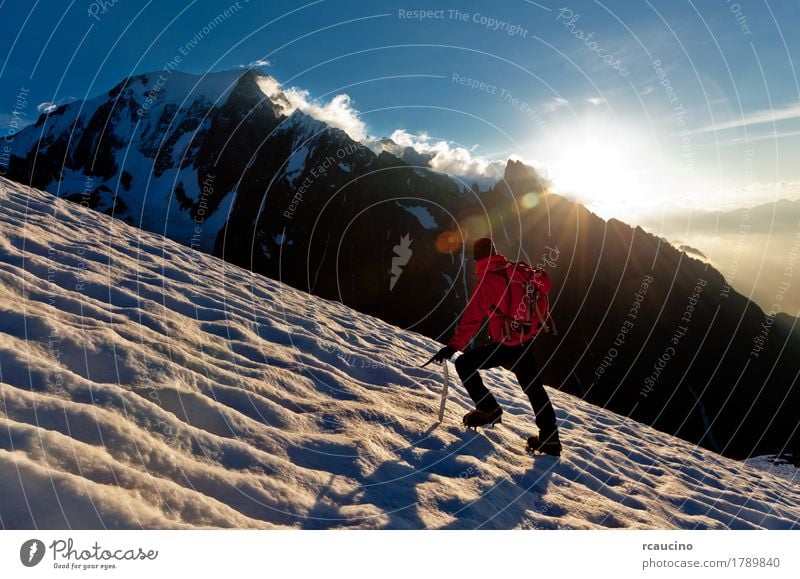 Ein Bergsteiger, der aufwärts auf einen Gletscher geht. Mont Blanc, Frankreich. Abenteuer Expedition Winter Schnee Berge u. Gebirge Klettern Bergsteigen Erfolg