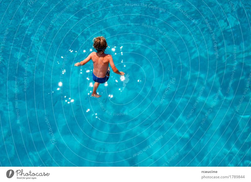 Junge, der in das Meer springt Freude Erholung Ferien & Urlaub & Reisen Tourismus Sommer Kind Mann Erwachsene springen blau türkis übersichtlich knusprig