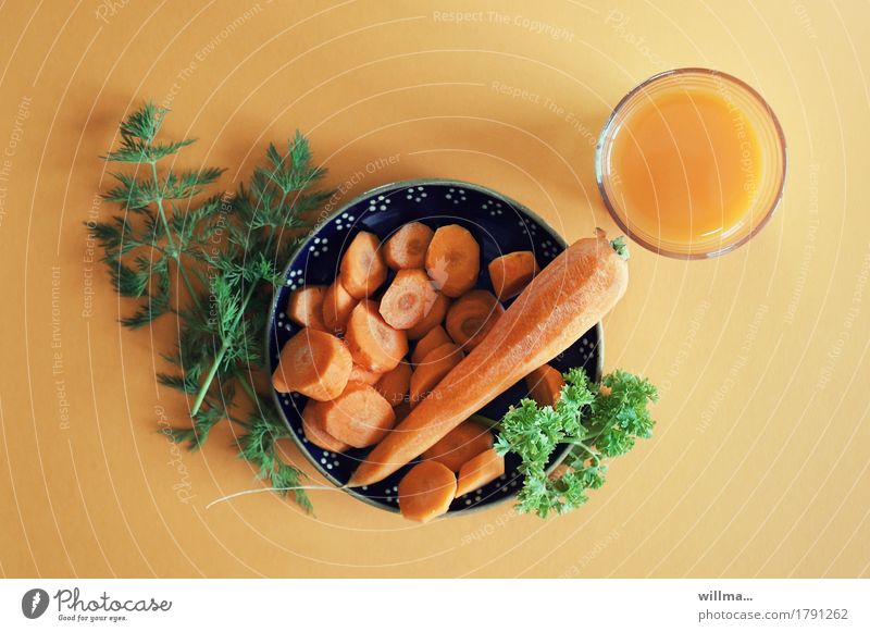 Möhre, Petersilie, Dill, Karottensaft - Vitamine Möhrensaft Gemüsesaft Rohkost Ernährung Bioprodukte Vegetarische Ernährung Teller Gesunde Ernährung bio gesund