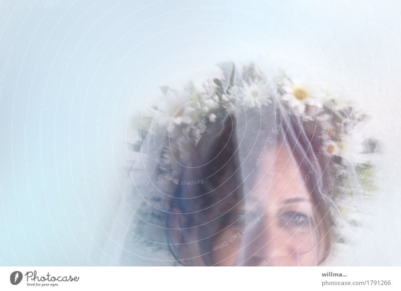 Glückliche Braut mit Schleier und Blumenkranz Gesicht Brautschleier Hochzeit feminin Frau Erwachsene zart Blick in die Kamera Pastellton geheimnisvoll Porträt