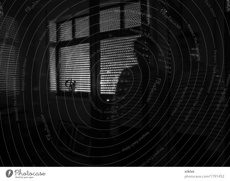 Innerhalb Hochsitz Frau Wand Haus Raum Geborgenheit Licht Reflexion & Spiegelung Schatten Lichtschweif Markierungen dunkel Wärme Körper Dichter Wahnsinn