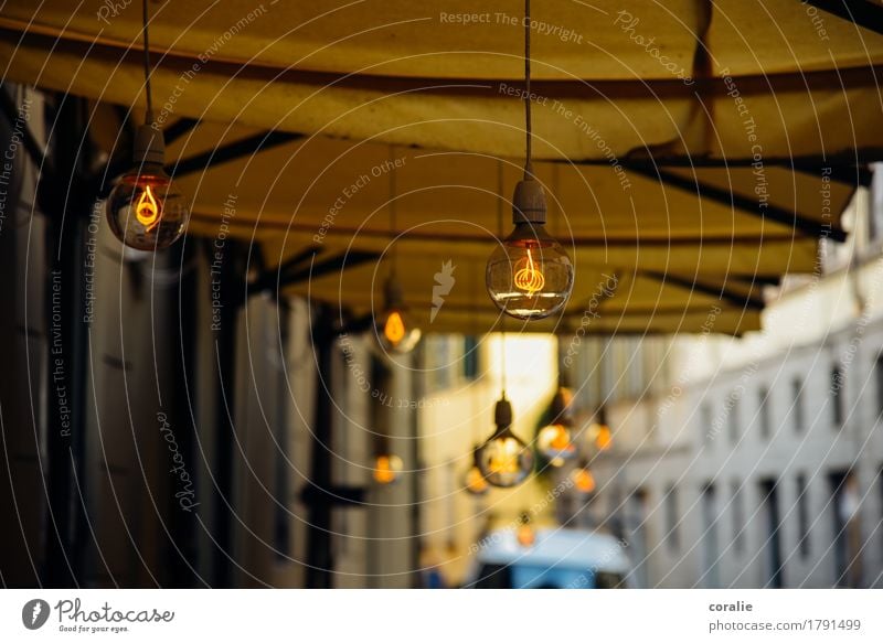 Straßencafé Stadt Hafenstadt Altstadt Fußgängerzone leuchten Glühbirne hängend Beleuchtung Stimmung Lampe Lampenlicht Café Restaurant Sommer Italien Toskana