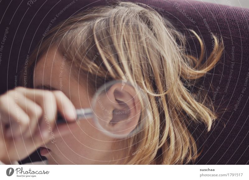 besser hören | jugentlich mit einer lupe am ohr Kopf Mensch Kind Mädchen Jugendliche Junge Frau Hand Lupe Ohr vergrößert Ohrmuschel Gehörsinn akustisch