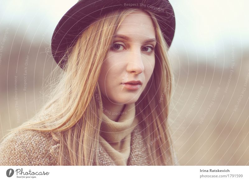 Herbstportrait Junge Frau Jugendliche Erwachsene Haare & Frisuren Gesicht 1 Mensch 18-30 Jahre Mode Bekleidung Pullover Mantel Hut blond dünn Fröhlichkeit