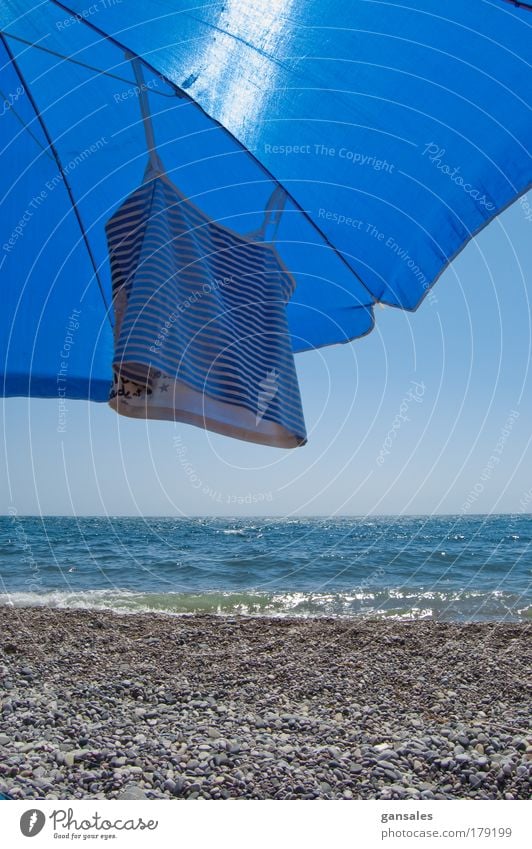 Sonnenschirm am Strand Farbfoto Außenaufnahme Detailaufnahme Menschenleer Tag Licht Kontrast Sonnenlicht Sonnenstrahlen Starke Tiefenschärfe Zentralperspektive