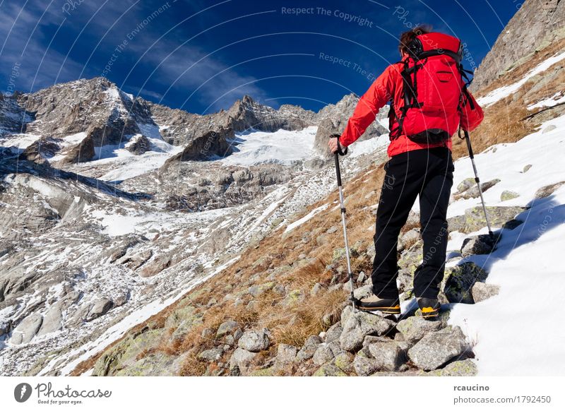 Wanderer, ein hohes Bergpanorama beobachtend. Mount Blanc, Italien Abenteuer Schnee Berge u. Gebirge wandern Sport Junge Mann Erwachsene Natur Landschaft Himmel