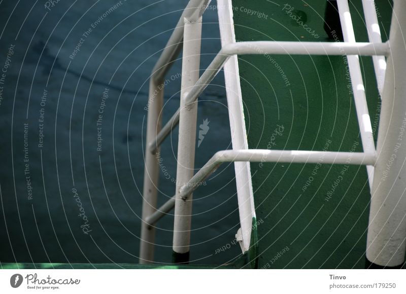 ohne Titel Farbfoto Außenaufnahme Tag Schifffahrt Bootsfahrt Passagierschiff Dampfschiff Fähre grün weiß Reling Geländer Eisen Stahl untergehen bedrohlich