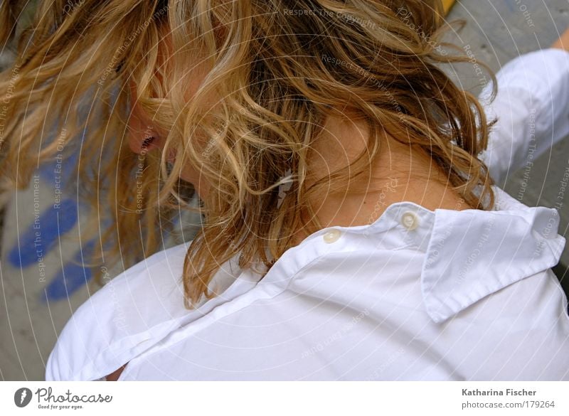 Sensual Haare & Frisuren feminin Frau Erwachsene Haut Kopf Hemd brünett blond langhaarig Locken weiß Mensch leicht Farbfoto Außenaufnahme Nahaufnahme Tag
