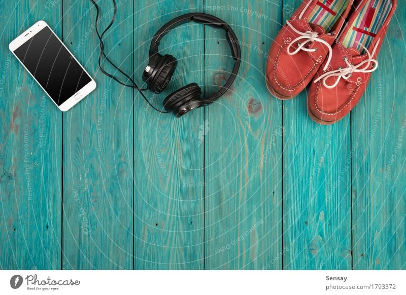 Musikkonzept - Smartphone und Kopfhörer Tisch Business Telefon PDA Computer Bildschirm Technik & Technologie Internet Medien Herz hören Liebe oben klug gelb
