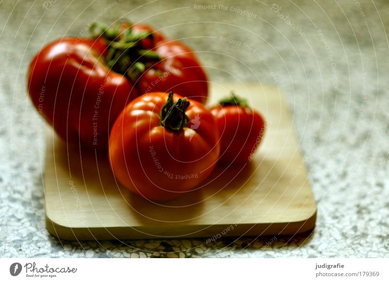 Tomaten Farbfoto Innenaufnahme Tag Licht Schatten Unschärfe Lebensmittel Gemüse Ernährung Vegetarische Ernährung Diät dick frisch lecker natürlich rot