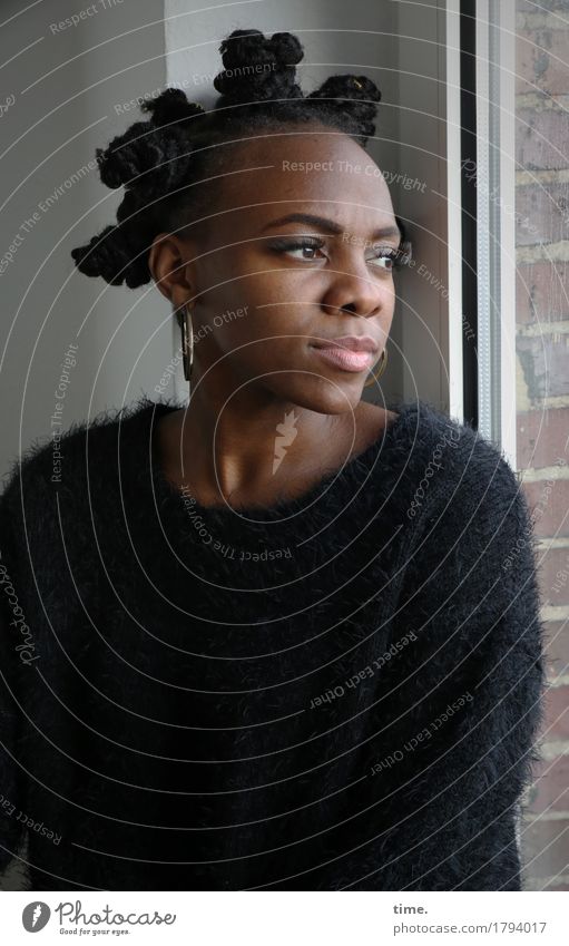 Tash Raum feminin Frau Erwachsene 1 Mensch Mauer Wand Fenster Pullover Ohrringe Haare & Frisuren schwarzhaarig Afro-Look beobachten Denken Blick träumen