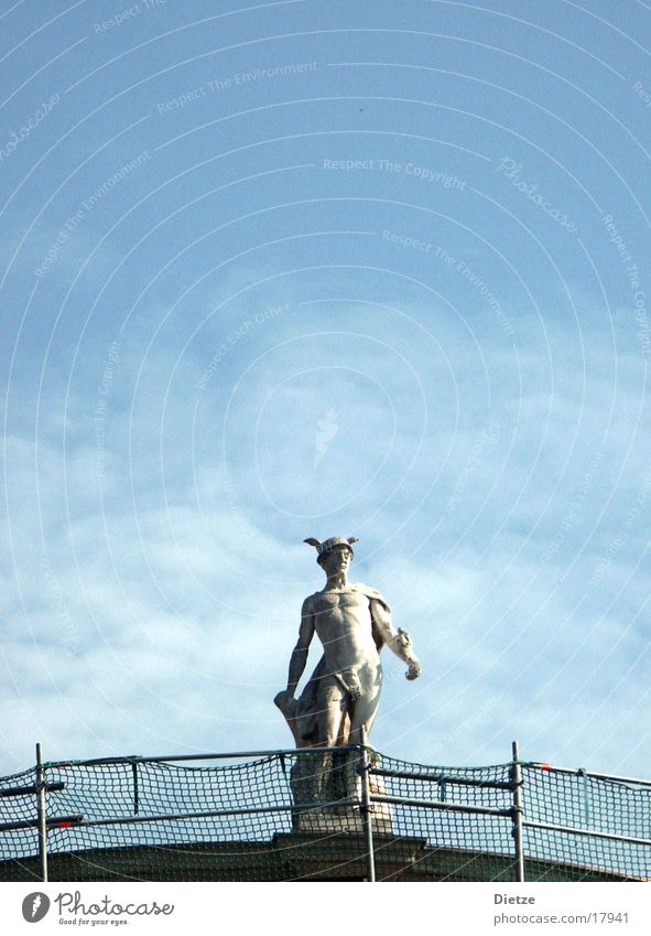 Hermes im Abflug Statue Dach Baugerüst Mann Klassizismus nackt Zaun Götterbote Himmel Geländer