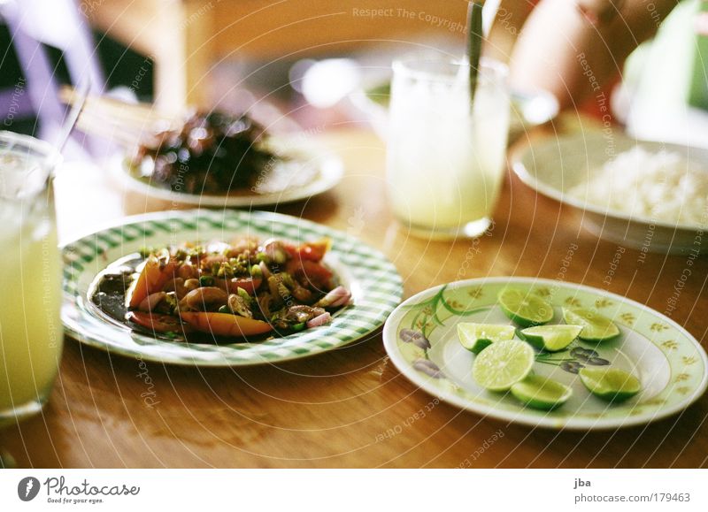 Sate Kambing Farbfoto Nahaufnahme Starke Tiefenschärfe Lebensmittel Fleisch Limone Es Jeruk Mittagessen Asiatische Küche Getränk Teller Glas