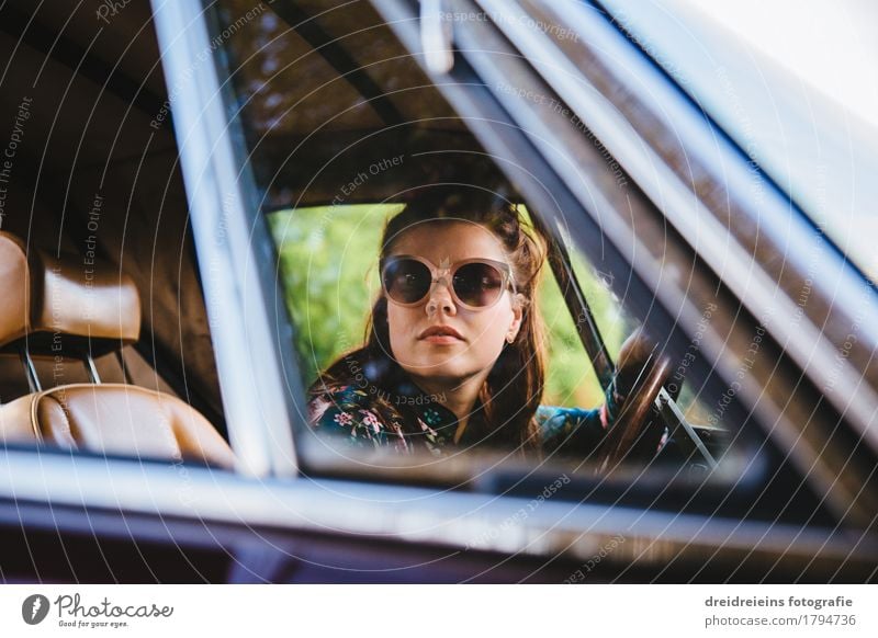 Retro Girl. Lifestyle Stil feminin Frau Erwachsene Autofahren PKW Oldtimer Sportwagen Sonnenbrille brünett Blick sitzen Coolness Erfolg trendy retro Erotik