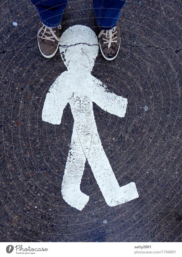 Kopfstand... androgyn Fuß 1 Mensch Straße Wege & Pfade Verkehrszeichen Verkehrsschild Fußweg Bürgersteig Jeanshose Turnschuh gehen stehen wandern Surrealismus