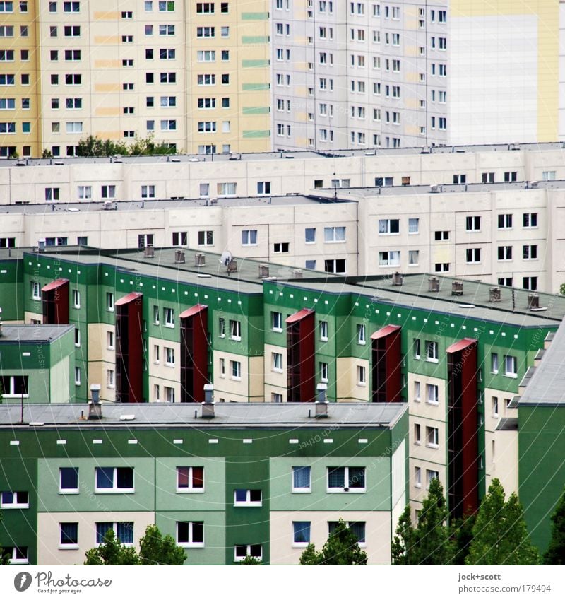 Schöner Wohnen im Quadrat Marzahn Stadtrand überbevölkert Plattenbau Fassade Fenster eckig trist viele Einigkeit komplex diagonal Illusion Gedeckte Farben