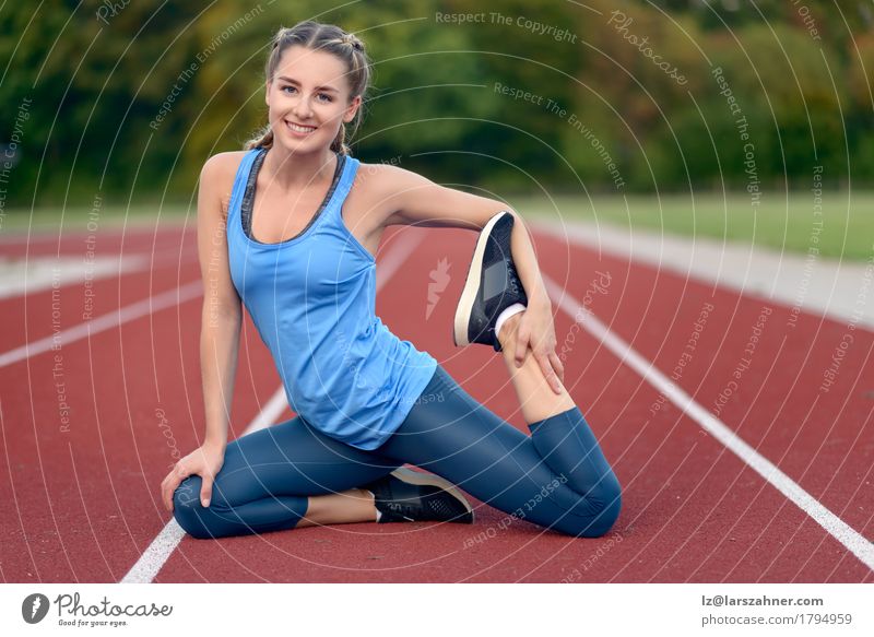 Junge Frau des glücklichen Sitzes, die Übungen ausdehnend tut Lifestyle Glück schön Gesicht Sommer Sport Yoga feminin Erwachsene 1 Mensch 18-30 Jahre