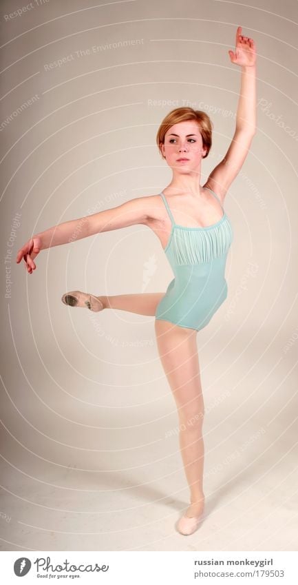 Prima Ballerina Farbfoto Studioaufnahme Zentralperspektive Ganzkörperaufnahme feminin Junge Frau Jugendliche Kunst Bühne Schauspieler Tanzen Tänzer