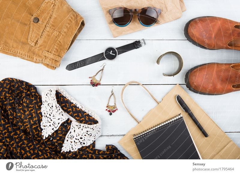 Das Material der Frau auf dem Holztisch kaufen Stil Design Ferien & Urlaub & Reisen Tourismus Tisch Bekleidung Kleid Leder Accessoire Sonnenbrille Schuhe