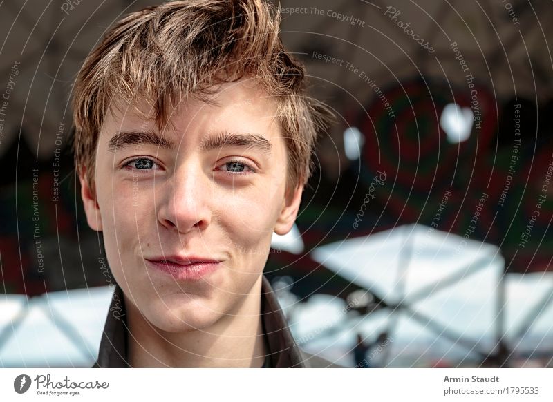 Porträt eines lächelnden Jugendlichen Lifestyle Stil schön Gesicht Leben Zufriedenheit Mensch maskulin Junger Mann Kopf 1 13-18 Jahre Coolness Freundlichkeit