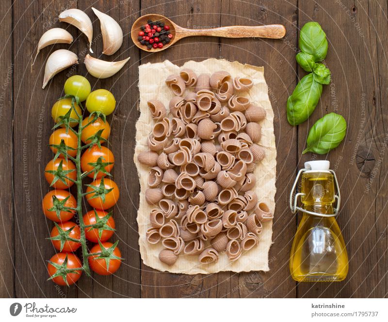 Ganze Dinkel Pasta, Gemüse, Kräuter und Olivenöl Teigwaren Backwaren Kräuter & Gewürze Öl Ernährung Vegetarische Ernährung Diät Flasche Löffel dunkel frisch