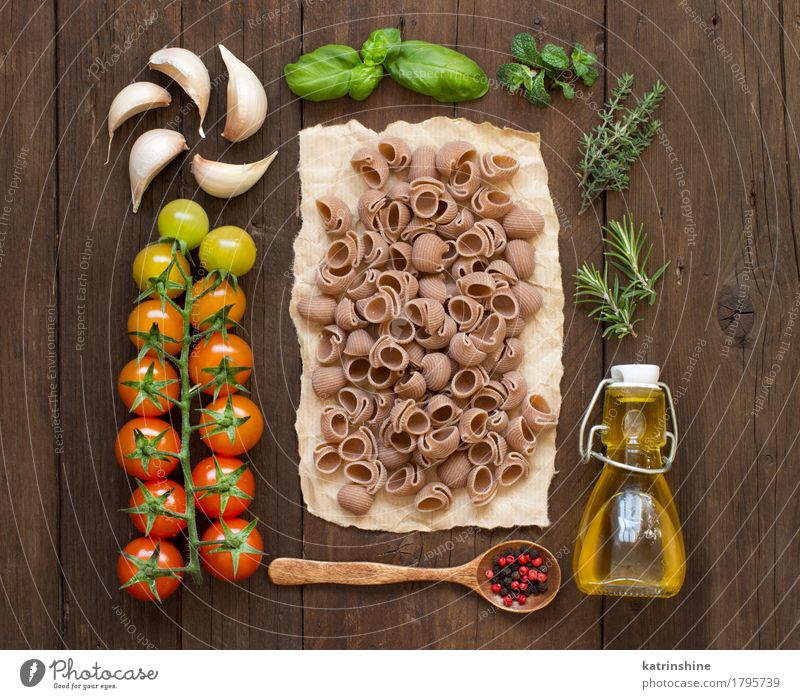 Ganze Dinkel Pasta, Gemüse, Kräuter und Olivenöl Teigwaren Backwaren Kräuter & Gewürze Öl Vegetarische Ernährung Diät Flasche Löffel frisch Gesundheit braun