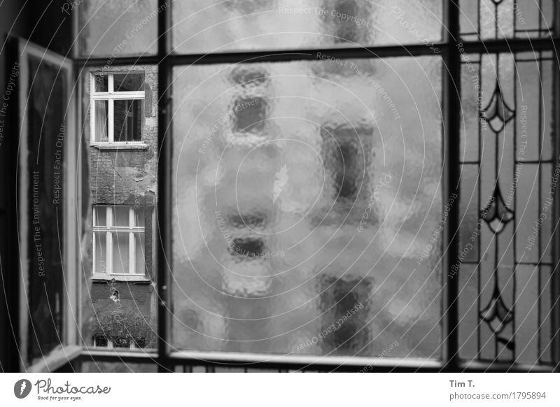 Hinterhof Berlin Prenzlauer Berg Stadt Hauptstadt Stadtzentrum Altstadt Fenster stagnierend Fensterblick Schwarzweißfoto Außenaufnahme Innenaufnahme
