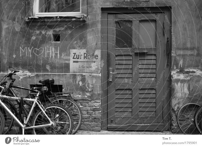 Hinterhof Berlin Prenzlauer Berg Stadt Hauptstadt Stadtzentrum Altstadt Tür Fahrrad Hof Graffiti Kreide Altbau Schwarzweißfoto Außenaufnahme Menschenleer Tag