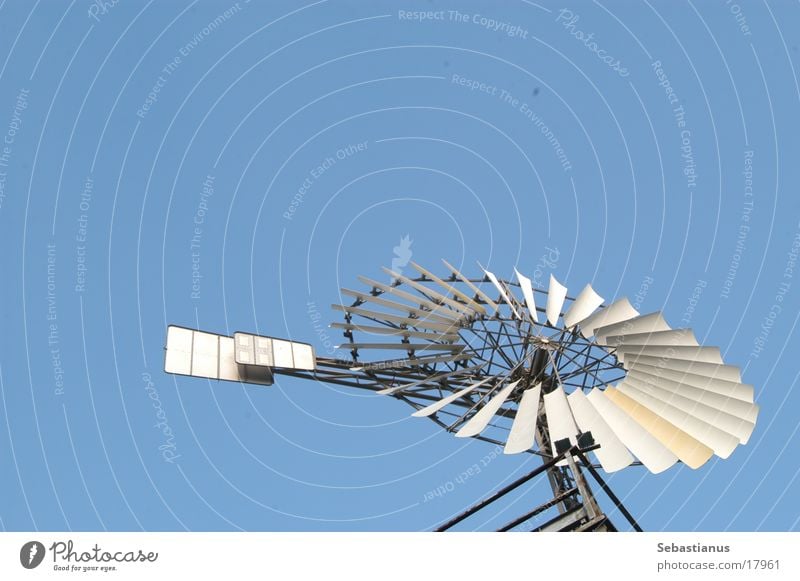 Windrad im Himmel Freisteller Objektfotografie Textfreiraum oben Vor hellem Hintergrund Schaufelrad Bewegung drehen rotieren Drehung kreisrund Runde Sache
