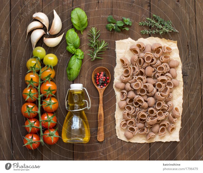 Ganze Dinkel Pasta, Gemüse, Kräuter und Olivenöl Teigwaren Backwaren Kräuter & Gewürze Öl Vegetarische Ernährung Diät Flasche Löffel dunkel frisch braun grün