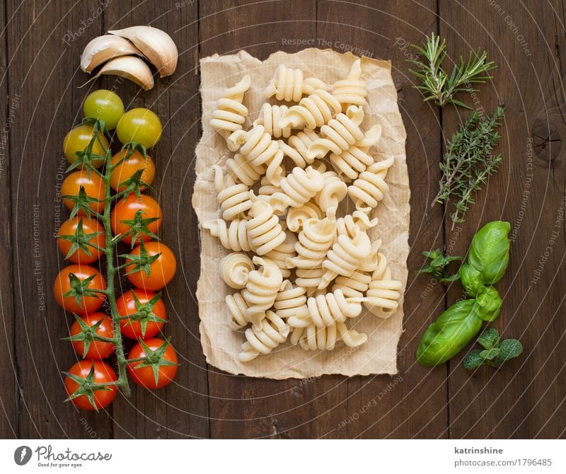 Italienische Pasta, Tomaten und Kräuter Gemüse Teigwaren Backwaren Kräuter & Gewürze Vegetarische Ernährung Diät dunkel frisch braun grün rot Tradition