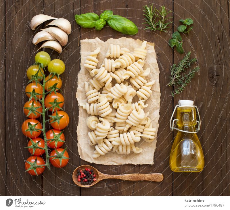 Italienische Pasta, Gemüse, Kräuter und Olivenöl Teigwaren Backwaren Kräuter & Gewürze Öl Vegetarische Ernährung Diät Flasche Löffel dunkel frisch Gesundheit