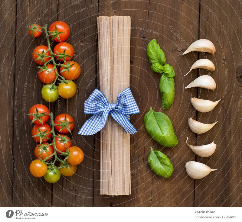 Rohe Fettucce Pasta, Basilikum und Gemüse Teigwaren Backwaren Kräuter & Gewürze Vegetarische Ernährung Diät dunkel frisch braun grün rot Tradition Lebensmittel