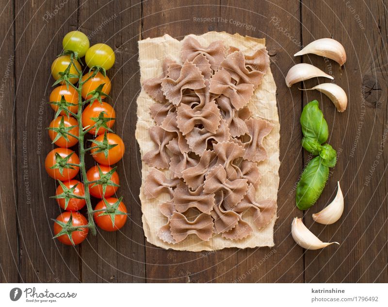 Raw Farfalle Pasta, Basilikum und Gemüse Teigwaren Backwaren Kräuter & Gewürze Vegetarische Ernährung Diät dunkel frisch braun grün rot Tradition