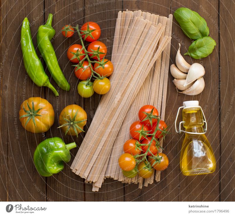 Rohe Fettucce Pasta, Gemüse und Olivenöl Teigwaren Backwaren Kräuter & Gewürze Vegetarische Ernährung Diät Flasche dunkel frisch braun grün rot Tradition