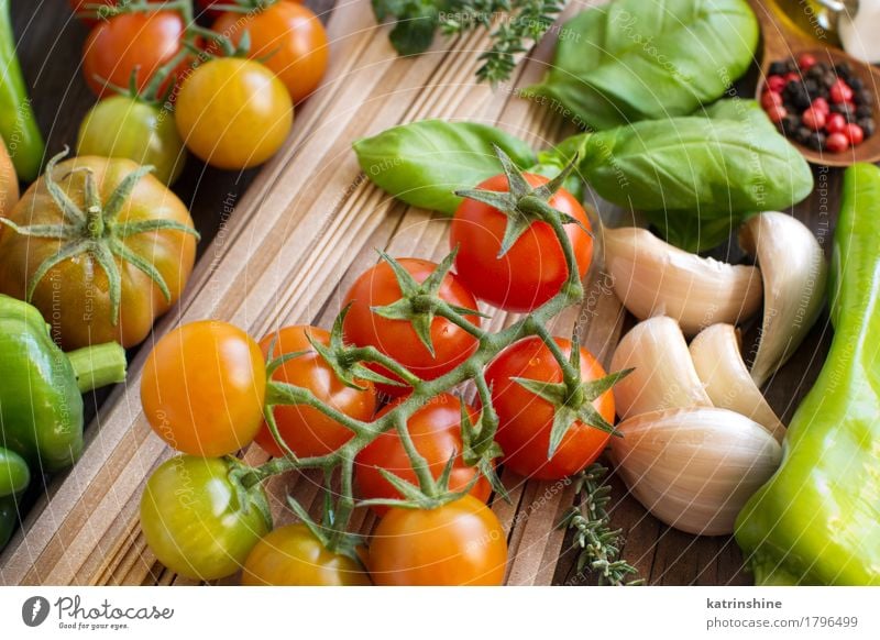 Rohe Fettuccineteigwaren, Gemüse und Kräuter Teigwaren Backwaren Kräuter & Gewürze Vegetarische Ernährung Diät Blatt dunkel frisch Gesundheit braun grün rot
