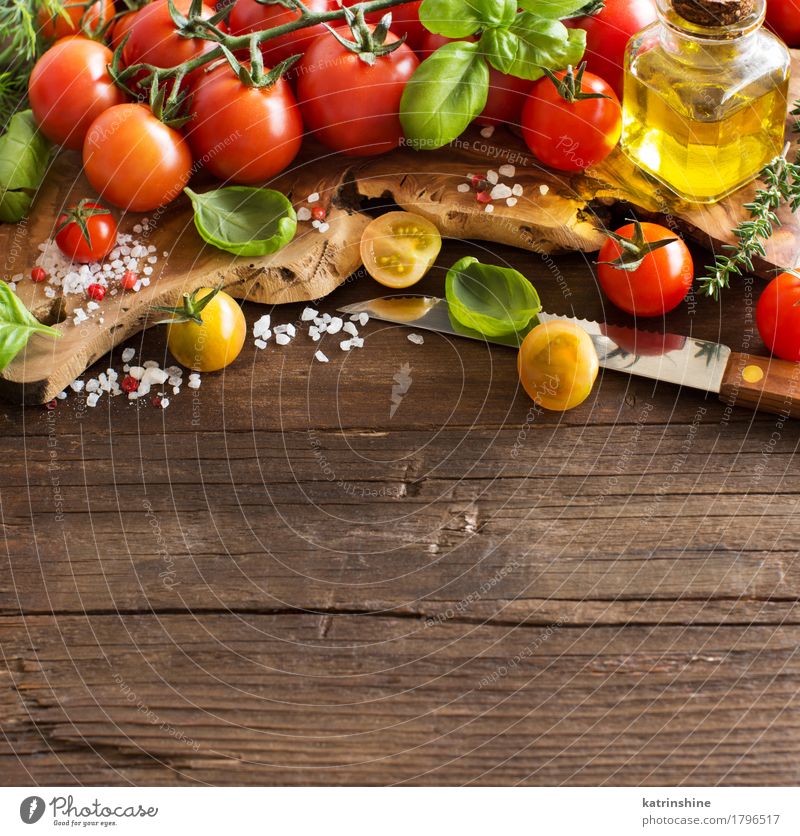 Kirschtomaten, Basilikum und Olivenöl Lebensmittel Gemüse Kräuter & Gewürze Vegetarische Ernährung Diät Flasche frisch Gesundheit hell natürlich braun grün rot