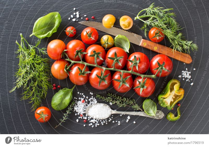 Kirschtomaten, Kräuter und Salz Gemüse Kräuter & Gewürze Vegetarische Ernährung Diät Löffel dunkel frisch Gesundheit hell natürlich grün rot Koch