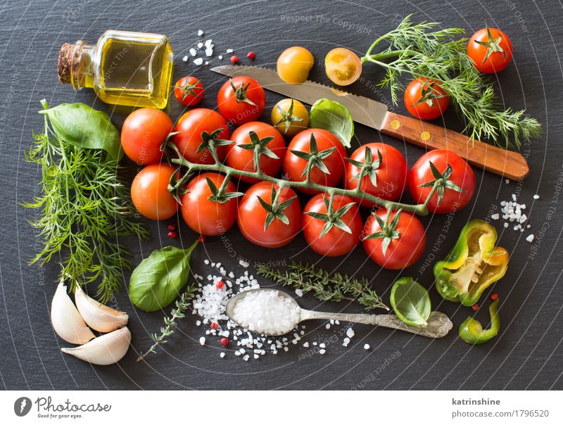 Kirschtomaten, Kräuter und Olivenöl Gemüse Kräuter & Gewürze Öl Vegetarische Ernährung Diät Flasche Löffel dunkel frisch Gesundheit hell natürlich grün rot Koch