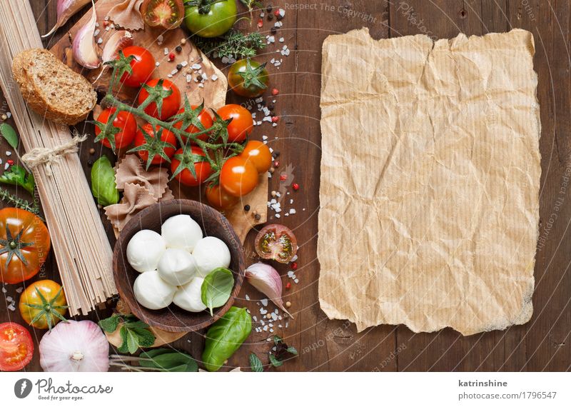 Italienische Küche ingridients Käse Gemüse Brot Kräuter & Gewürze Öl Vegetarische Ernährung Diät Schalen & Schüsseln Papier frisch hell braun grün