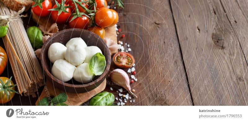 Italienische Küche ingridients Käse Gemüse Brot Kräuter & Gewürze Öl Vegetarische Ernährung Diät Schalen & Schüsseln Flasche frisch Gesundheit hell braun grün