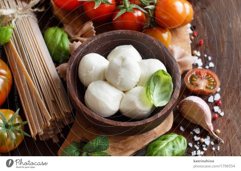 Italienische Küche ingridients Käse Gemüse Brot Kräuter & Gewürze Öl Vegetarische Ernährung Diät Schalen & Schüsseln Flasche frisch hell braun grün Lebensmittel