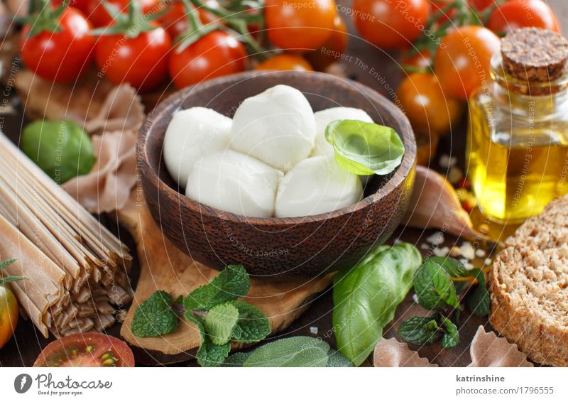 Italienische Küche ingridients Käse Gemüse Brot Kräuter & Gewürze Öl Vegetarische Ernährung Diät Schalen & Schüsseln Flasche frisch hell natürlich braun grün