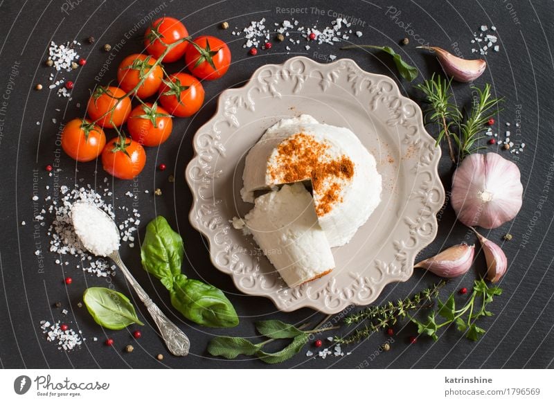 Italienischer Ricottakäse, Gemüse und Kräuter Käse Milcherzeugnisse Kräuter & Gewürze Ernährung Diät Italienische Küche Teller Löffel dunkel frisch weich grün