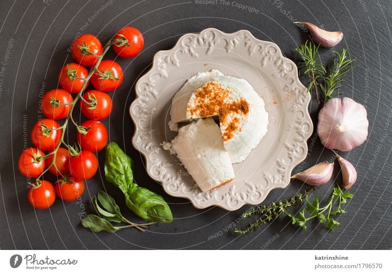 Italienischer Ricottakäse, Gemüse und Kräuter Käse Milcherzeugnisse Kräuter & Gewürze Ernährung Diät Italienische Küche Teller dunkel frisch weich grün rot weiß