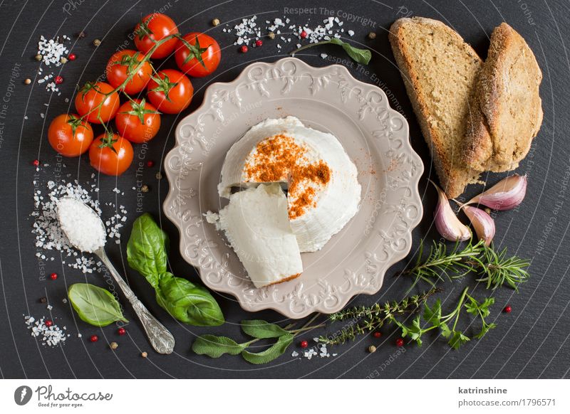 Italienischer Ricottakäse, selbstgebackenes Brot, Gemüse und Kräuter Lebensmittel Käse Kräuter & Gewürze Ernährung Diät Italienische Küche Teller Löffel dunkel