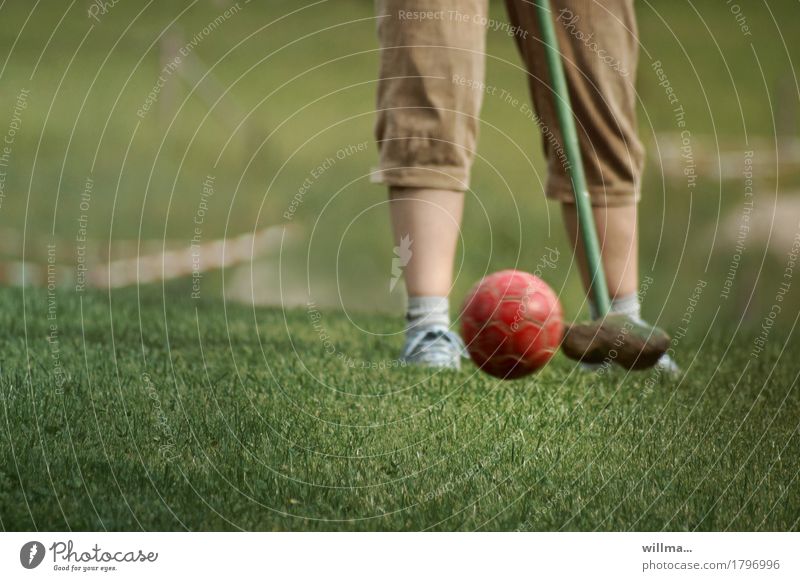 Abschlag auf dem Golfplatz beim Bauern-Golf Ball Sport golfen Goldball Golfer Golfschläger Bauerngolf Minigolf Knickerbocker Spielen Sportrasen zielen