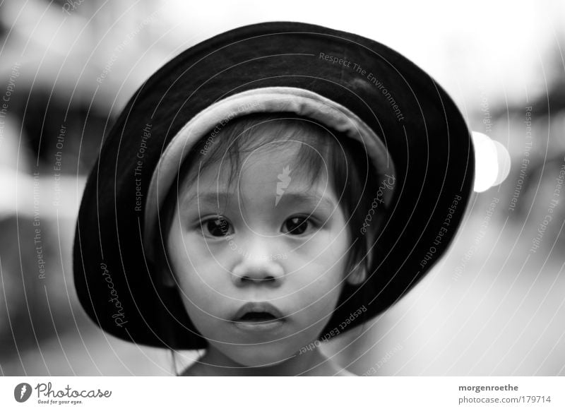 kinder dieser welt Schwarzweißfoto Außenaufnahme Tag Kontrast Schwache Tiefenschärfe Porträt Blick in die Kamera Haut Gesicht Mensch Kind Kindheit Kopf Auge